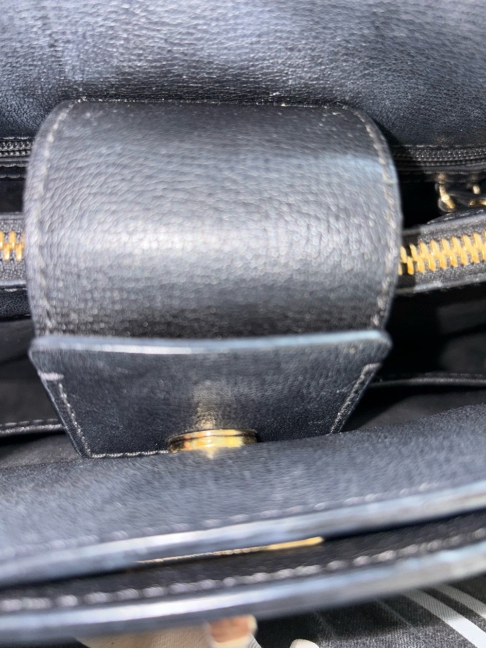 👜Michael Kors Black Leather Satchel with Gold Stud Accents - Picture 8 of 10